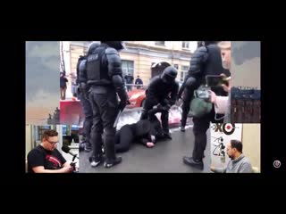 Слабонервным не смотреть. Мусора избивали человека. Он потерял сознание.