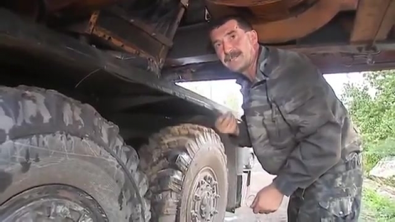 Дядя Вова ремонтирует кран с