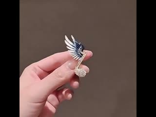 Красивая брошь
