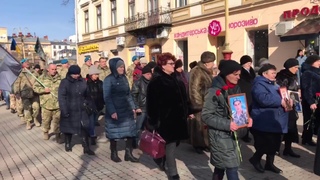В Івано-Франківську урочистою ходою вшанували полеглих бійців. .