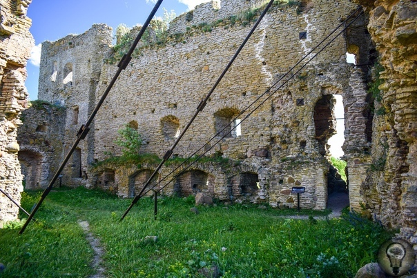 ЗАМОК ТООЛСЕ. ЭСТОНИЯ. Если вы когда-нибудь окажетесь на севере Эстонии, скажем, по пути из Нарвы в Таллин или обратно, то примерно в середине дороги обязательно стоит свернуть на север к морю и