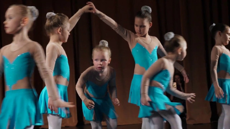 Малиш новараждены танцует. Шаг вперёд истра танцы. Лучшие танцы видео дети. Бальные танцы для детей видео. Студия современного танца.