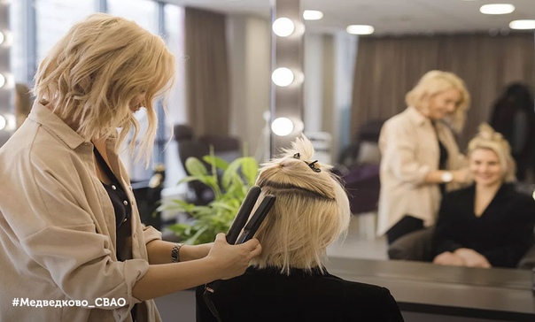 Красивая девушка салон. Парикмахер. Клиент в парикмахерском кресле. Девушка в парикмахерской. Салон красоты девушка.