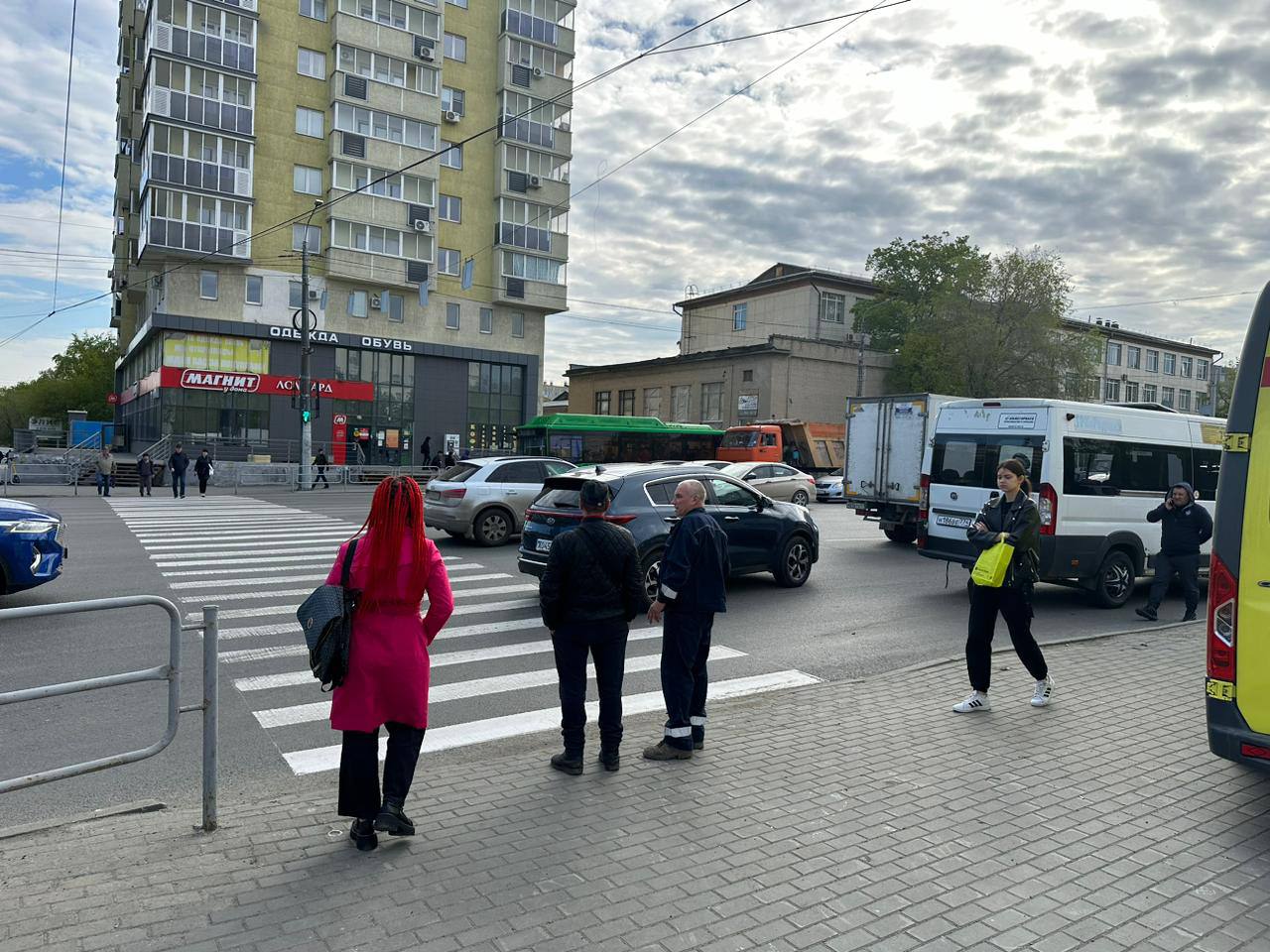 Маршрутка сбила пешехода в утренний час пик на пересечении улиц Доватора и Блюхера — возле дорожной больницы Это картинка