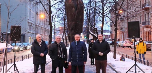 "Блок в подпитии". Новый памятник Александру Блоку в Питере спровоцировал культу
