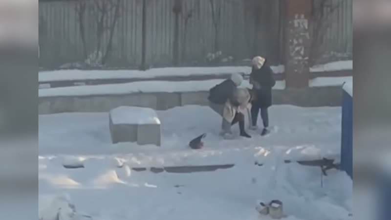 Двое парней куда то прут беспомощную