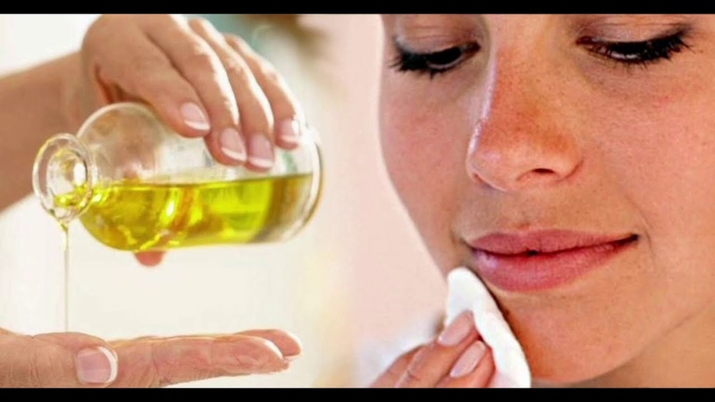 умывание лица. умывание кожи маслом. косметология сыворотка. девушка умывается пенкой для лица. девушка умывается скрабом.