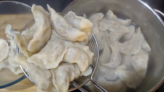 Вы влюбитесь в это тесто для вареников! Вкусный и простой рецепт! Идеально - ни разу не разварилось!