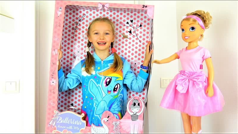 Полина танцует с гигантской куклой Bambolina